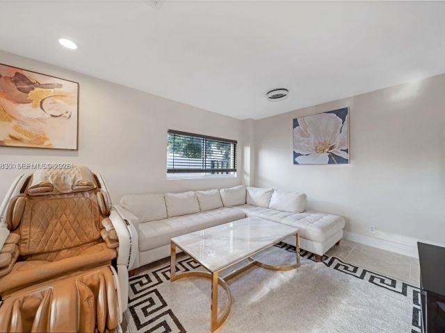 Продажа дома по адресу 615 NW 10th Ter 1 - фото 7465005