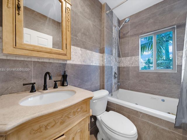 Продажа дома по адресу 615 NW 10th Ter 1 - фото 7465007