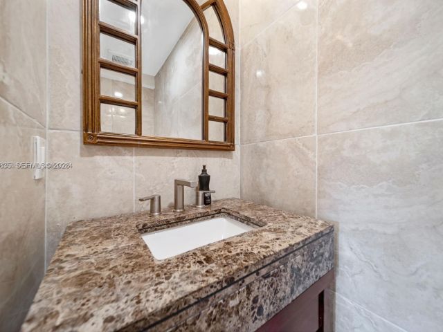 Продажа дома по адресу 615 NW 10th Ter 1 - фото 7465009