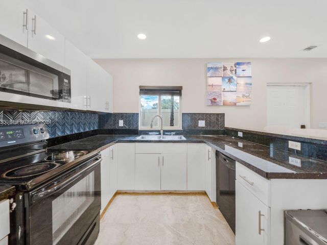 Продажа дома по адресу 615 NW 10th Ter 1 - фото 7465023