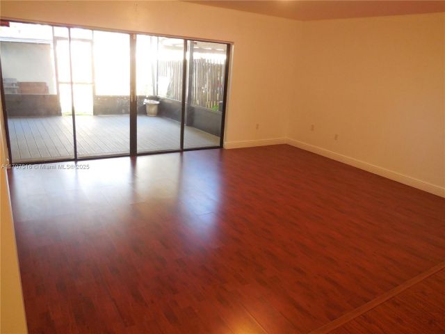 Дом в аренду по адресу 20033 NE 2nd Pl 20033 - фото 6031881