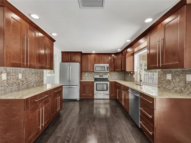 Продажа дома по адресу 620 NE 2ND STREET - фото 5544727