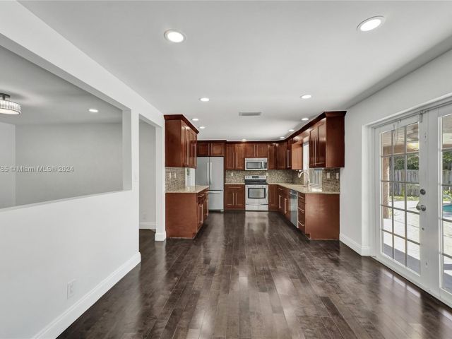 Продажа дома по адресу 620 NE 2ND STREET - фото 5544728