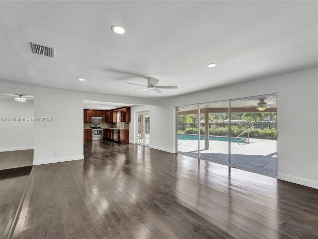 Продажа дома по адресу 620 NE 2ND STREET - фото 5544730