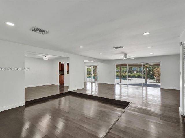 Продажа дома по адресу 620 NE 2ND STREET - фото 5544733