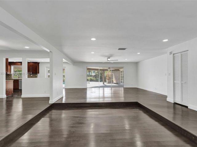 Продажа дома по адресу 620 NE 2ND STREET - фото 5544734