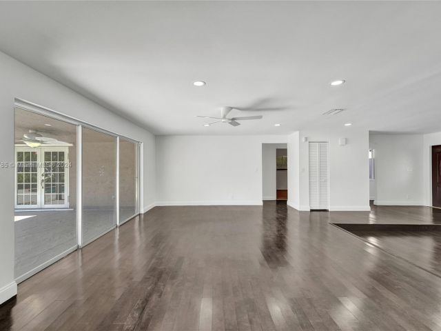 Продажа дома по адресу 620 NE 2ND STREET - фото 5544735