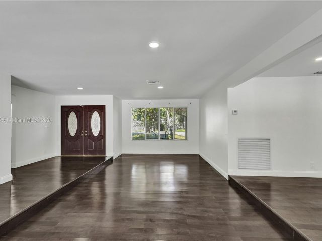 Продажа дома по адресу 620 NE 2ND STREET - фото 5544737