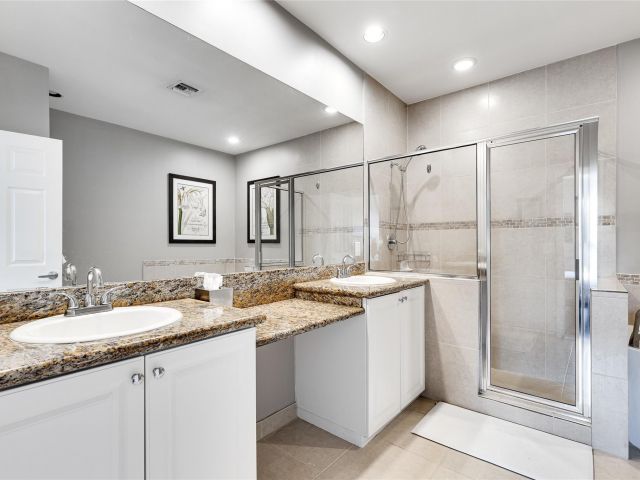 Продажа дома по адресу 1224 NE 18th Ave 1 - фото 6114523