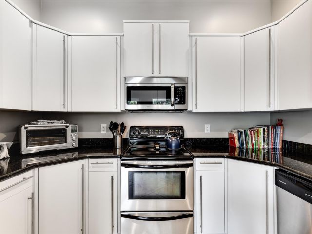 Продажа дома по адресу 1224 NE 18th Ave 1 - фото 6114529