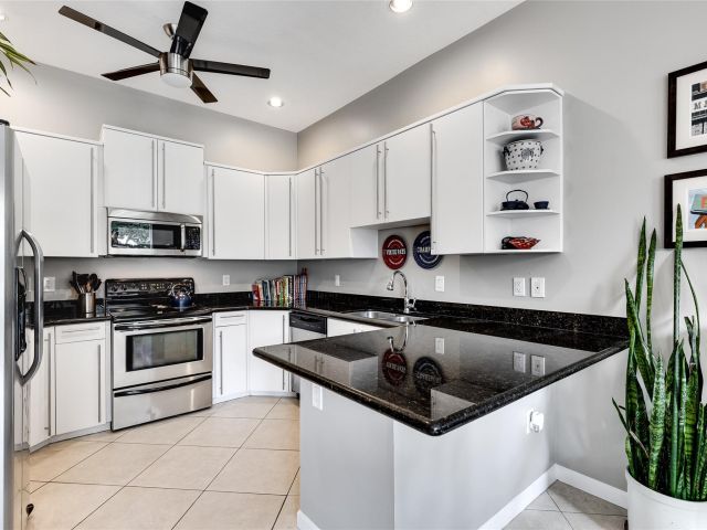 Продажа дома по адресу 1224 NE 18th Ave 1 - фото 6114530