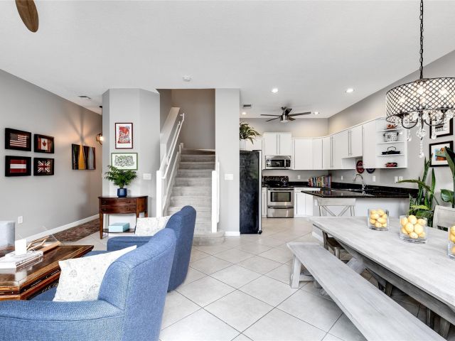 Продажа дома по адресу 1224 NE 18th Ave 1 - фото 6114535