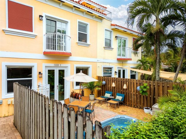 Продажа дома по адресу 1224 NE 18th Ave 1 - фото 6114536