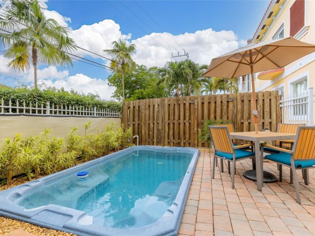 Продажа дома по адресу 1224 NE 18th Ave 1 - фото 6114537