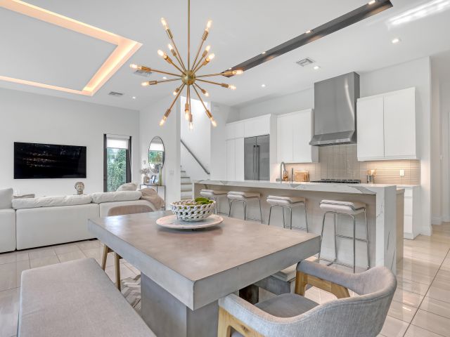 Дом в аренду по адресу 703 NE 5th Street - фото 5879334