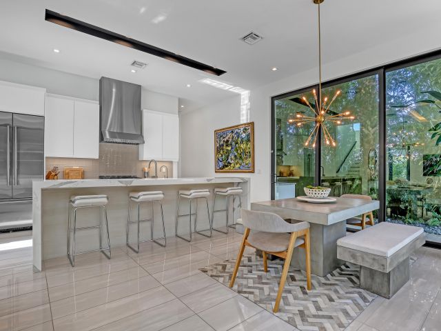 Дом в аренду по адресу 703 NE 5th Street - фото 5879336