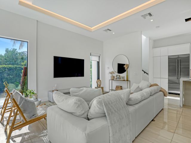 Дом в аренду по адресу 703 NE 5th Street - фото 5879338