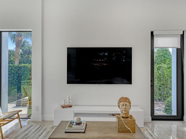 Дом в аренду по адресу 703 NE 5th Street - фото 5879339