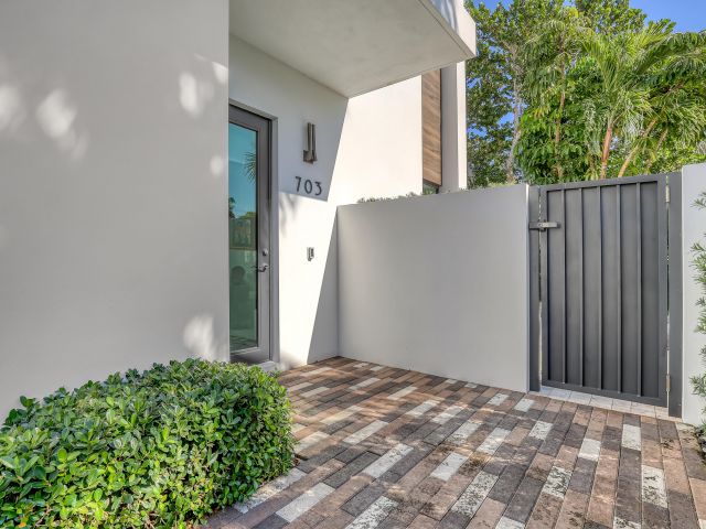 Дом в аренду по адресу 703 NE 5th Street - фото 5879342