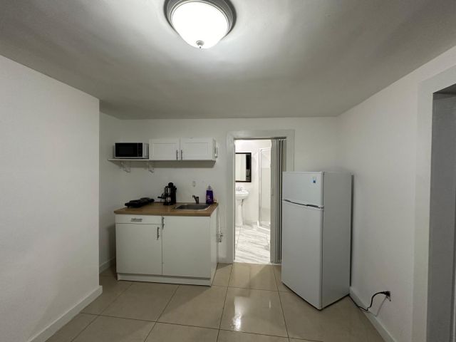 Продажа дома по адресу 2365 NW 68th Street - фото 6513735