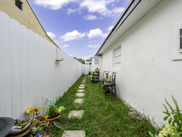 Продажа дома по адресу 2365 NW 68th Street - фото 6513737