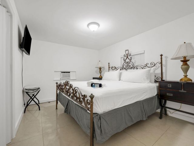 Продажа дома по адресу 2365 NW 68th Street - фото 6513738