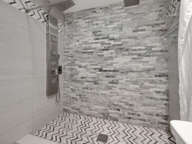 Продажа дома по адресу 2365 NW 68th Street - фото 6513739