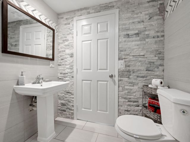 Продажа дома по адресу 2365 NW 68th Street - фото 6513740