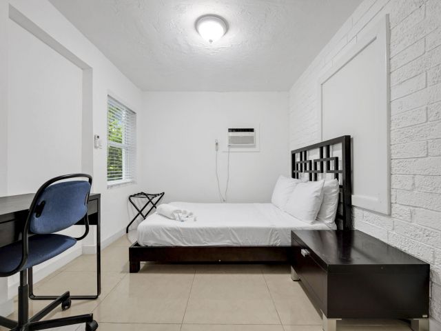 Продажа дома по адресу 2365 NW 68th Street - фото 6513742