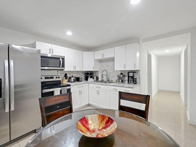 Продажа дома по адресу 2365 NW 68th Street - фото 6513743