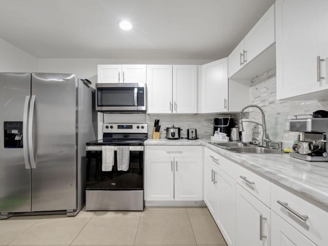 Продажа дома по адресу 2365 NW 68th Street - фото 6513744