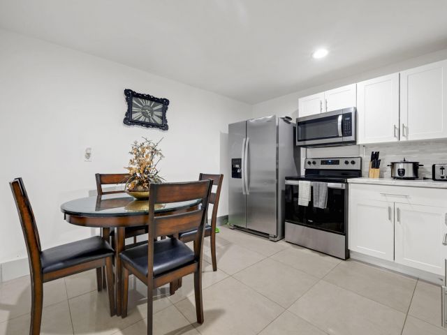 Продажа дома по адресу 2365 NW 68th Street - фото 6513745