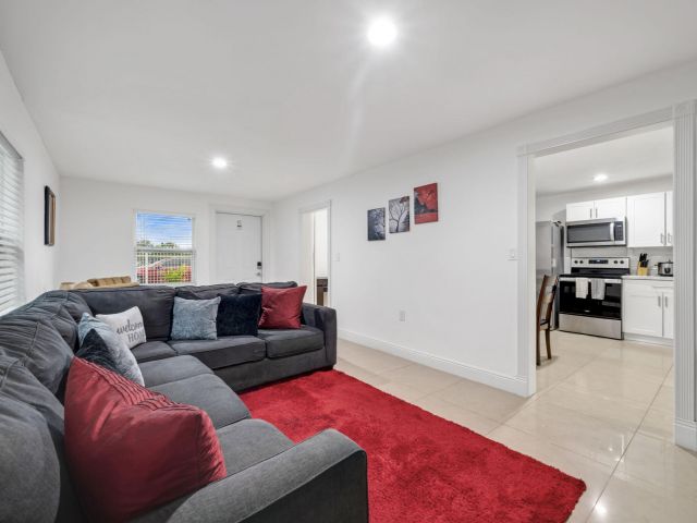 Продажа дома по адресу 2365 NW 68th Street - фото 6513746