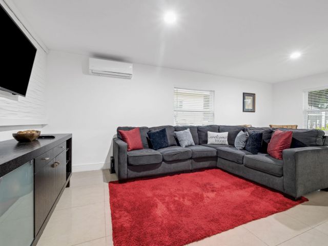 Продажа дома по адресу 2365 NW 68th Street - фото 6513747