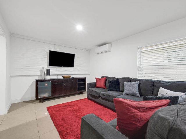 Продажа дома по адресу 2365 NW 68th Street - фото 6513748