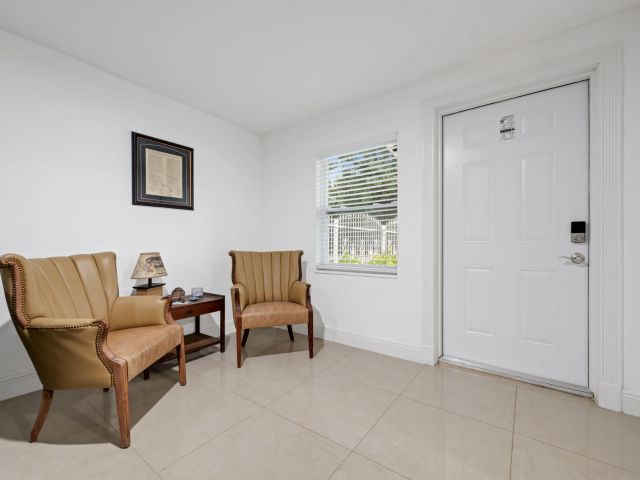 Продажа дома по адресу 2365 NW 68th Street - фото 6513749