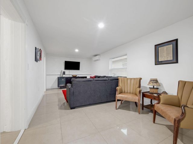 Продажа дома по адресу 2365 NW 68th Street - фото 6513750