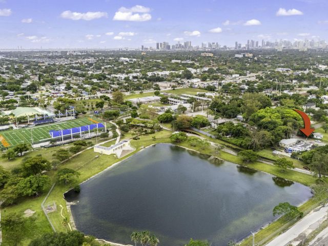 Продажа дома по адресу 2365 NW 68th Street - фото 6513753