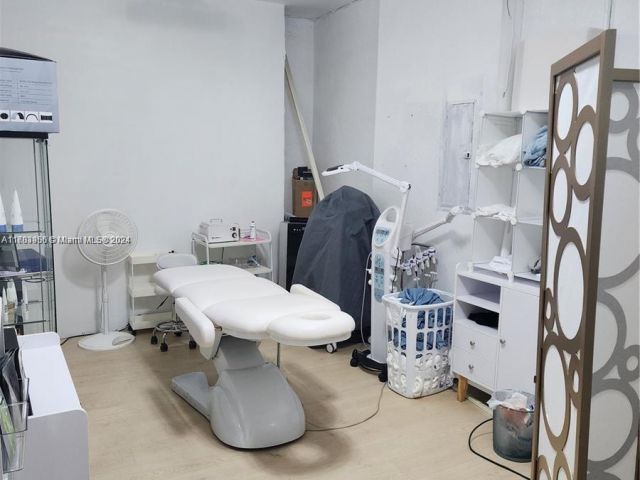 Продажа дома по адресу 229 NE 36th Ter - фото 6009571