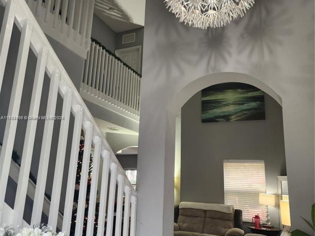 Продажа дома по адресу 229 NE 36th Ter - фото 6009580