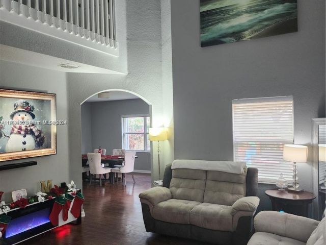 Продажа дома по адресу 229 NE 36th Ter - фото 6009582