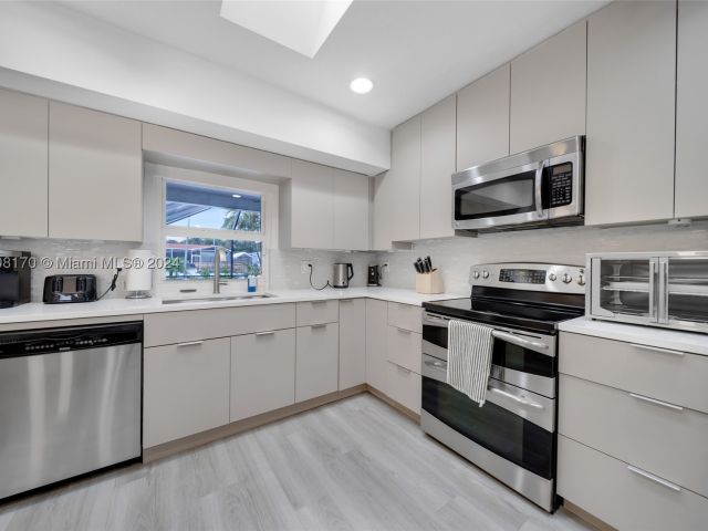Продажа дома по адресу 2031 SW 22nd Ave - фото 8137280