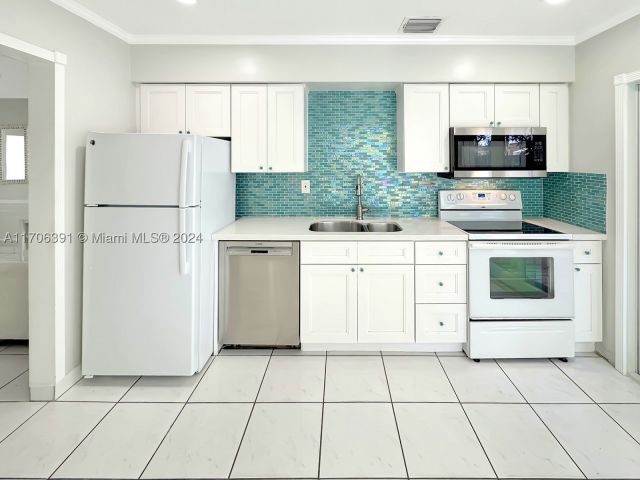 Продажа дома по адресу 1820 SW 11th Ct - фото 8461580