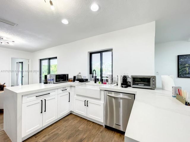 Продажа дома по адресу 3351 NE 164th St - фото 5581798