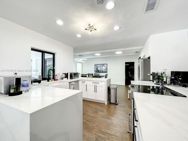 Продажа дома по адресу 3351 NE 164th St - фото 5581799