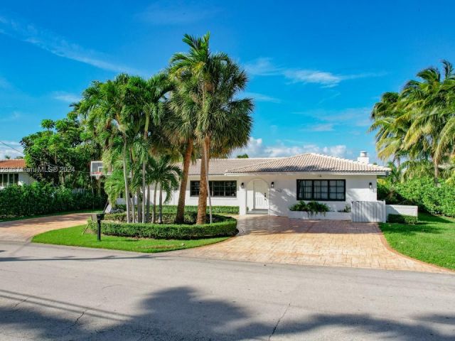 Продажа дома по адресу 3351 NE 164th St - фото 5581813