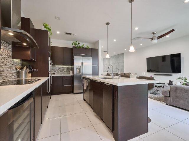 Продажа дома по адресу 6308 NW 104th Path 6308 - фото 5585119