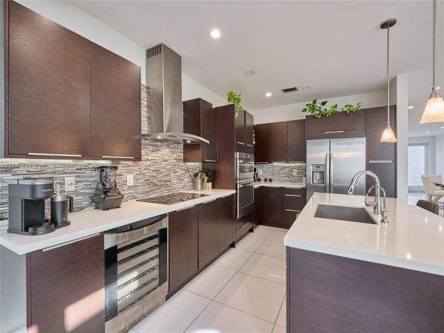 Продажа дома по адресу 6308 NW 104th Path 6308 - фото 5585120