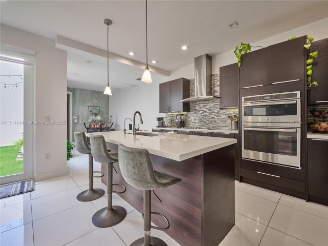 Продажа дома по адресу 6308 NW 104th Path 6308 - фото 5585121