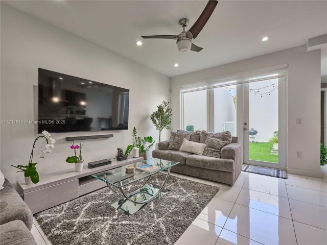 Продажа дома по адресу 6308 NW 104th Path 6308 - фото 5585122